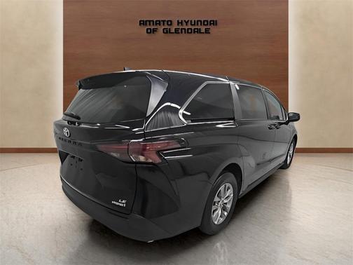 2024 Toyota Sienna LE