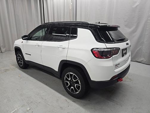 Bright White Clearcoat 2025 Jeep Compass Trailhawk