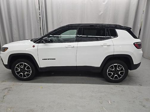 Bright White Clearcoat 2025 Jeep Compass Trailhawk