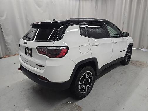 Bright White Clearcoat 2025 Jeep Compass Trailhawk