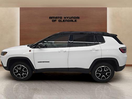 Bright White Clearcoat 2025 Jeep Compass Trailhawk