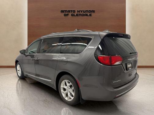 Granite Crystal Metallic Clearcoat 2017 Chrysler Pacifica Touring-L