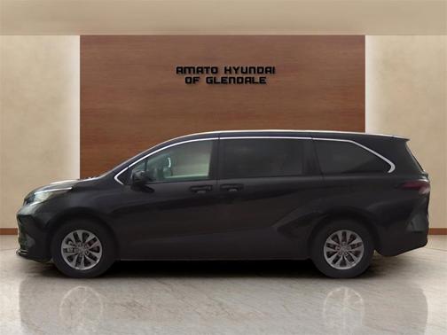 2023 Toyota Sienna LE