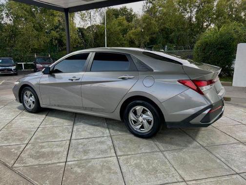 2024 Hyundai ELANTRA SE