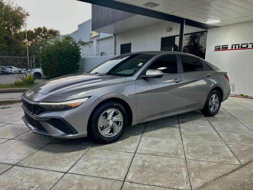 2024 Hyundai ELANTRA SE
