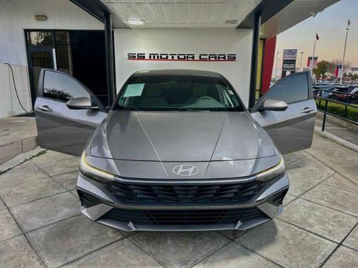 2024 Hyundai ELANTRA SE