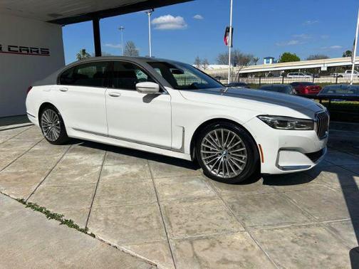 2022 BMW 740 i