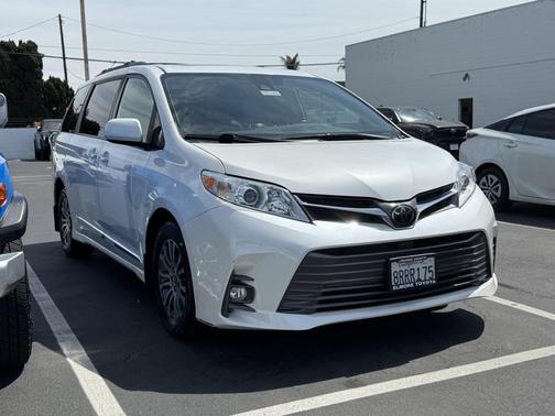 2020 Toyota Sienna XLE