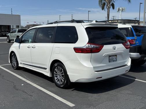 2020 Toyota Sienna XLE