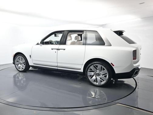 Arctic White 2026 Rolls-Royce Cullinan