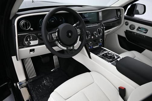 Dark Emerald 2027 Rolls-Royce Cullinan Black Badge