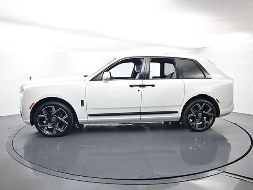 Arctic White 2027 Rolls-Royce Cullinan Black Badge