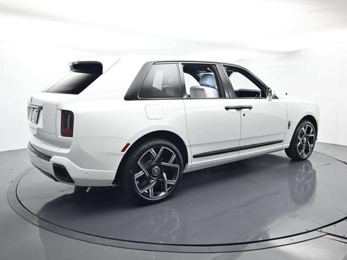 Arctic White 2027 Rolls-Royce Cullinan Black Badge