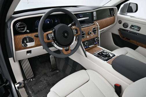 Silver 2027 Rolls-Royce Cullinan