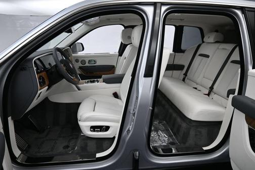 Silver 2027 Rolls-Royce Cullinan