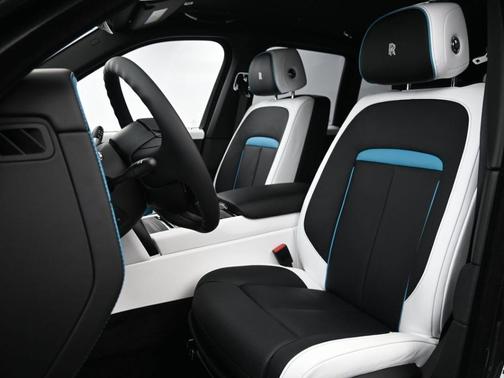 Light Windsor Gray Metallic 2026 Rolls-Royce Cullinan