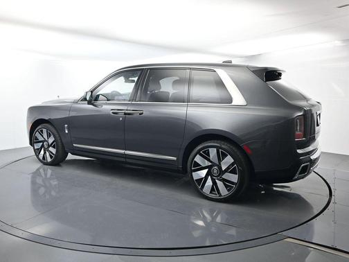 Light Windsor Gray Metallic 2026 Rolls-Royce Cullinan