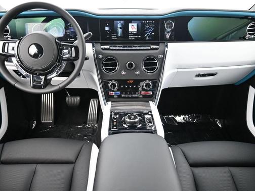 Light Windsor Gray Metallic 2026 Rolls-Royce Cullinan