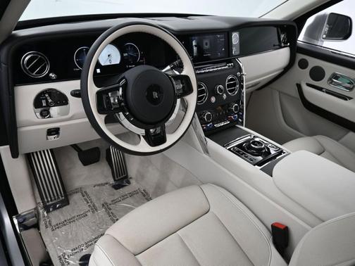 Silver 2025 Rolls-Royce Cullinan
