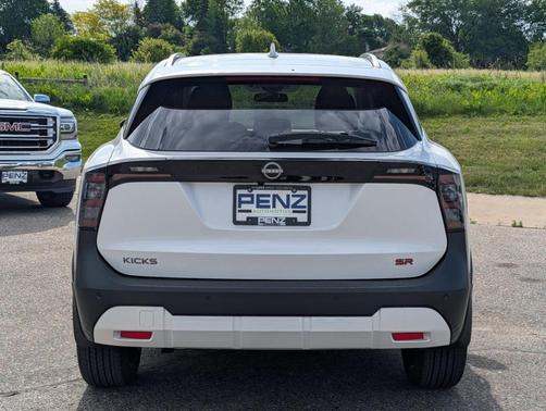 Aspen White Tri 2025 Nissan Kicks SR