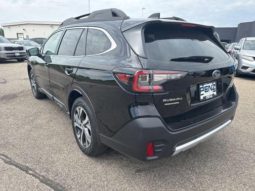 Crystal Black Silica 2022 Subaru Outback Limited XT