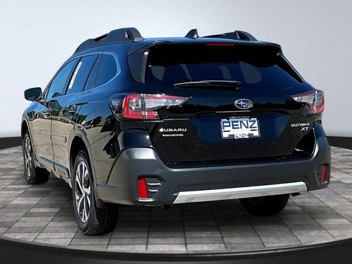 Crystal Black Silica 2022 Subaru Outback Limited XT