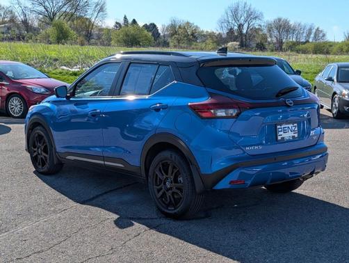 2 Tone Blue / Black 2023 Nissan Kicks SR