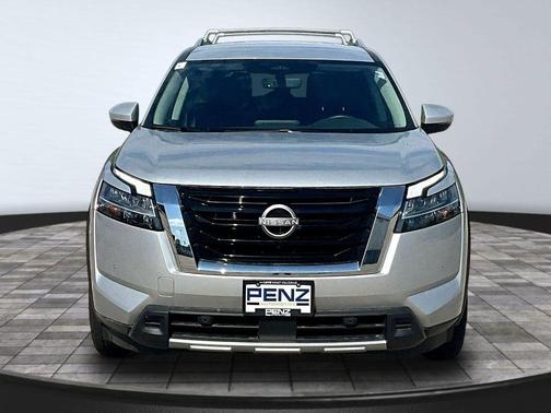 Brilliant Silver Metallic 2024 Nissan Pathfinder SL