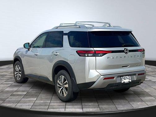 Brilliant Silver Metallic 2024 Nissan Pathfinder SL