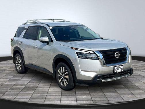 Brilliant Silver Metallic 2024 Nissan Pathfinder SL