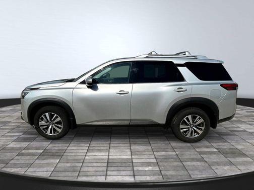 Brilliant Silver Metallic 2024 Nissan Pathfinder SL
