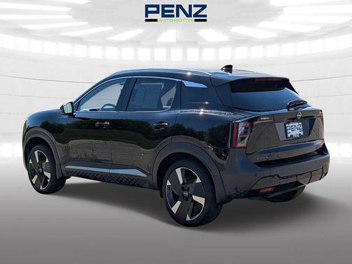 Super Black 2025 Nissan Kicks SR