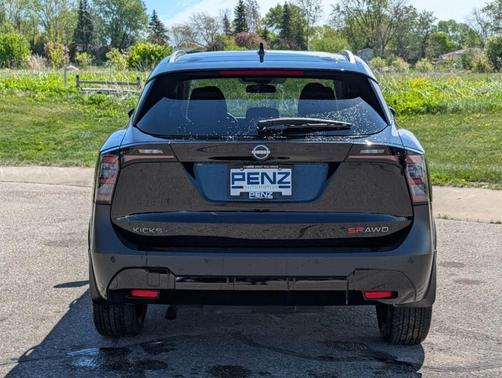 Super Black 2025 Nissan Kicks SR