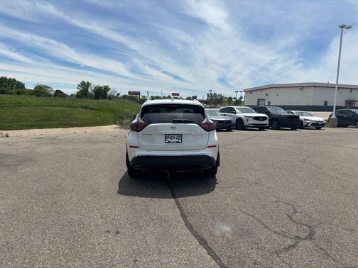 White 2019 Nissan Murano SL