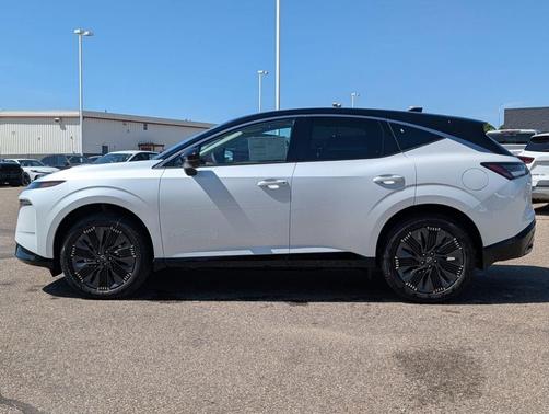 White / Black 2026 Nissan Murano Platinum