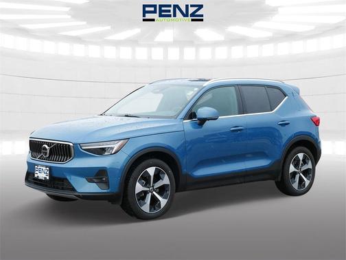 2025 Volvo XC40 B5 Plus Bright Theme