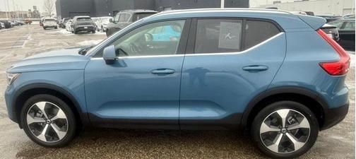 2025 Volvo XC40 B5 Plus Bright Theme