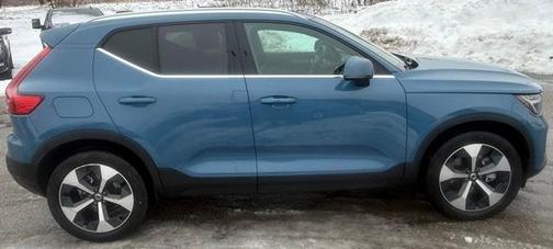 2025 Volvo XC40 B5 Plus Bright Theme