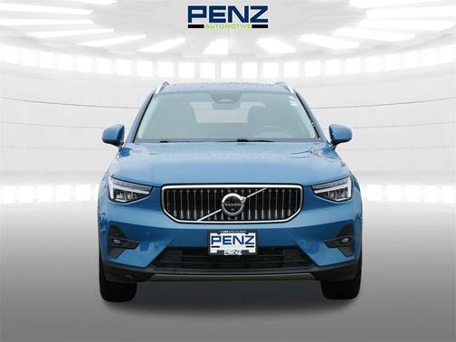 2025 Volvo XC40 B5 Plus Bright Theme