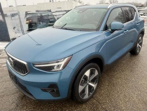 2025 Volvo XC40 B5 Plus Bright Theme
