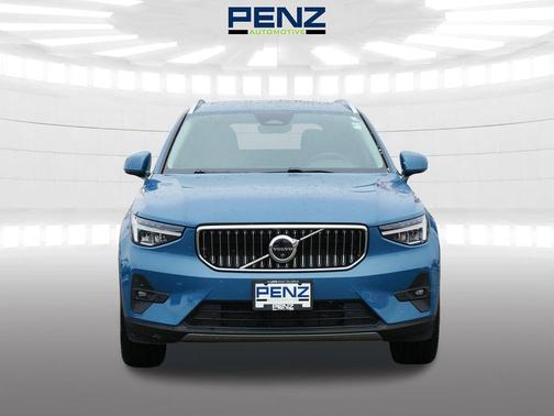 2025 Volvo XC40 B5 Plus Bright Theme