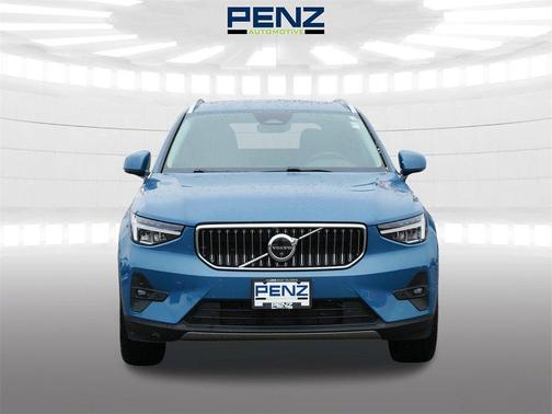 2025 Volvo XC40 B5 Plus Bright Theme