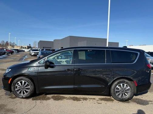 2023 Chrysler Pacifica Hybrid Touring L