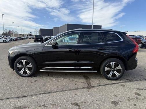 2023 Volvo XC60 Recharge Plug-In Hybrid T8 Plus Bright Theme