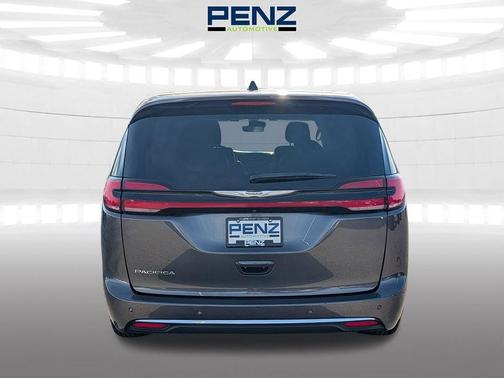 Granite Crystal Clearcoat Metallic 2023 Chrysler Pacifica Touring-L