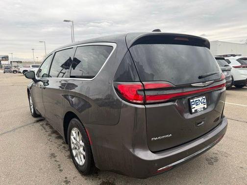 Granite Crystal Clearcoat Metallic 2023 Chrysler Pacifica Touring-L