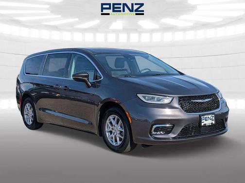 Granite Crystal Clearcoat Metallic 2023 Chrysler Pacifica Touring-L