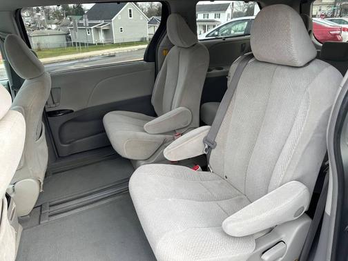 2011 Toyota Sienna LE