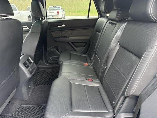 Opal White Pearl Effect 2023 Volkswagen Atlas Cross Sport 3.6L V6 SEL
