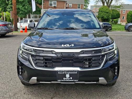 Black 2025 Kia Seltos SX